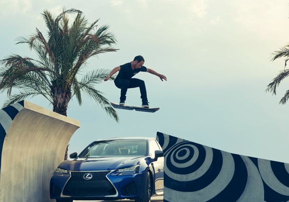 Ross McGouran con el Lexus Hoverboard, aeropatín o monopatín volador 